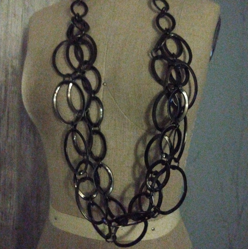 Daisy Fuentes Multi Ring Necklace 15$